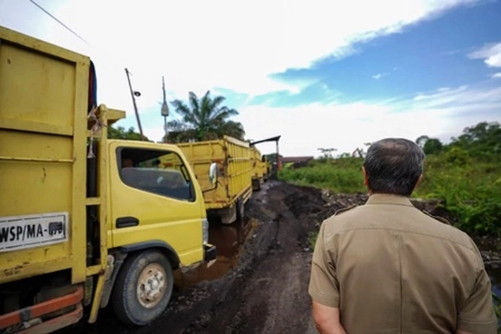 Jalan Rusak di Inhu Sudah Diperbaiki, 'Tapi Truk Odol Dialihkan Gunakan Jalur Sungai'