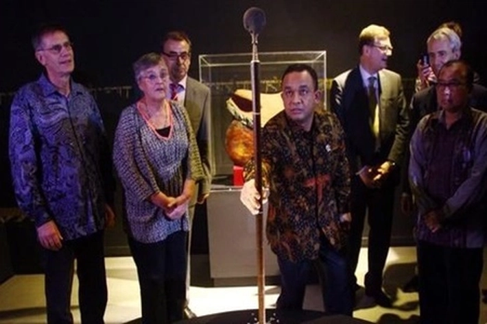 Anies Baswedan Pegang Tongkat Sakral Pangeran Diponegoro