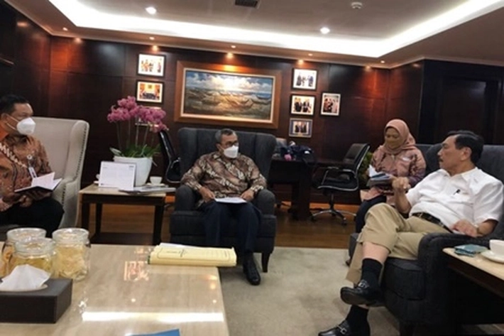Menko Marves Luhut Menerima Gubernur Syamsuar di Ruang Kerjanya, Apa Isi Pembicaraan Mereka?