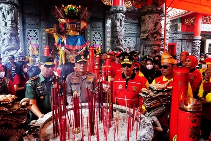 Gubernur Syamsuar Hadiri Festival Bakar Tongkang, 'yang Minta Tingkatkan Perekonomian Daerah'