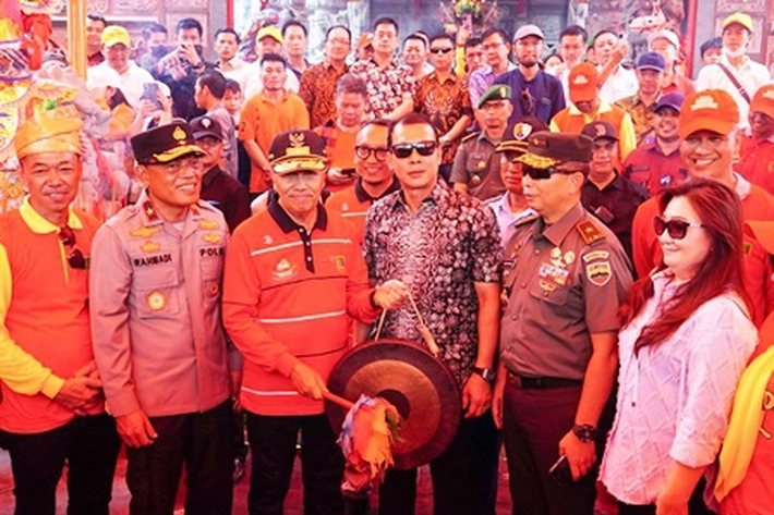 Gubernur Syamsuar Lepas Replika Kapal Tongkang di Kota Bagan Siapiapi