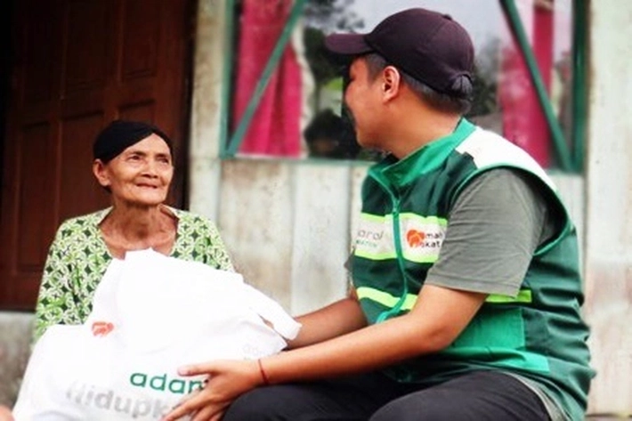 Adaro Gandeng Rumah Zakat Salurkan 2.900 Paket untuk Keluarga Sejahtera