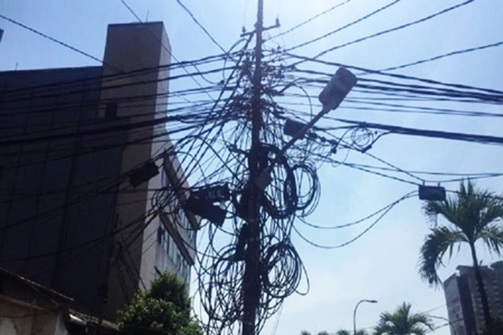 Pemko Pekanbaru Tertibkan Tiang Fiber Optik, 'yang Sudah Terlihat Semraut'