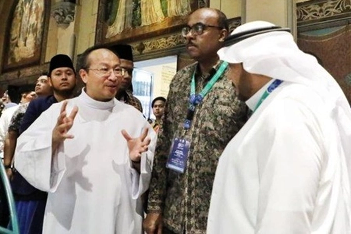Para Pimpinan dan Delegasi Organisasi Kerja Islam Puji Keindahan Istiqlal dan Katedral