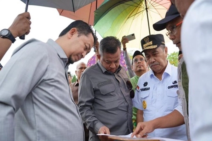 Jalan Lintas Kabupaten Kampar-Pelalawan Ditinjau Gubri dan DPR RI, 'untuk Diprioritaskan Perbaikan'