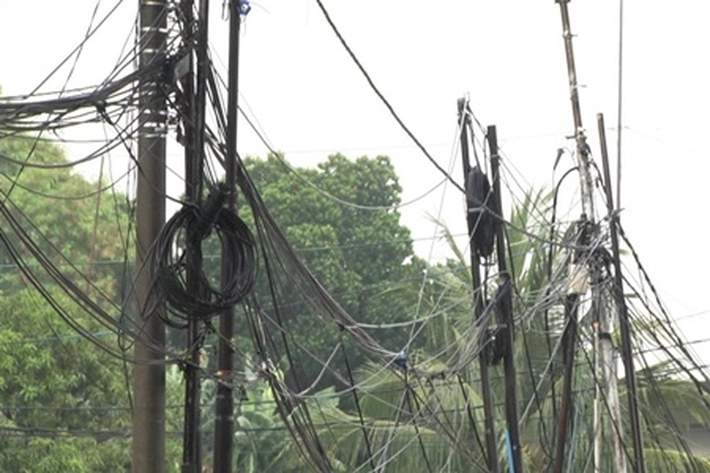 Karena Masih Semrawut, Tiang dan Kabel Fiber Optik Terancam Diputus