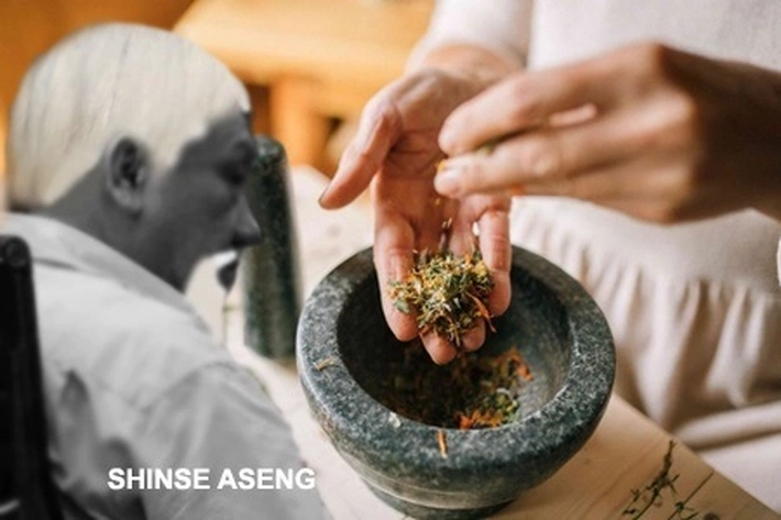Shinse Aseng Transfer Ilmu pada Anaknya Ahong-Rudy, 'yang Bertangan Dingin Melakukan Pengobatan Alternatif di Riau'