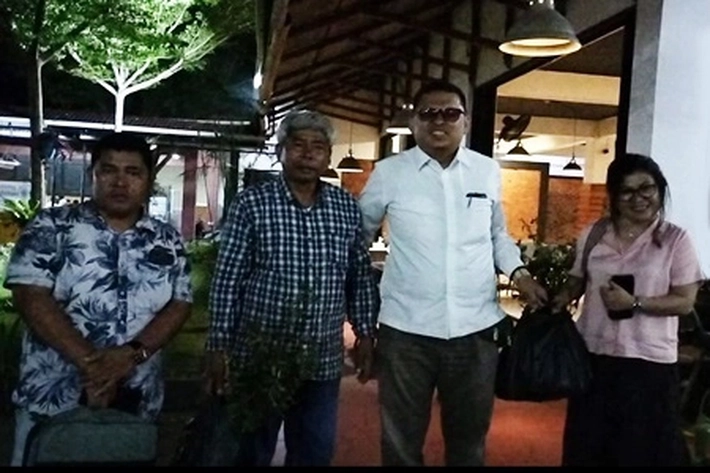 DPD KNPI Riau Salurkan Bibit Tanaman Kehidupan pada Advokat Cantik Ny Juliana Pardosi SH MH