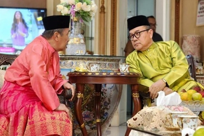 Mantan Gubernur Riau HM Rusli Zainal Sambut Kedatangan Gubri Syamsuar, 'yang Mengantarkan Undangan Hari Jadi ke-66 Provinsi Riau'