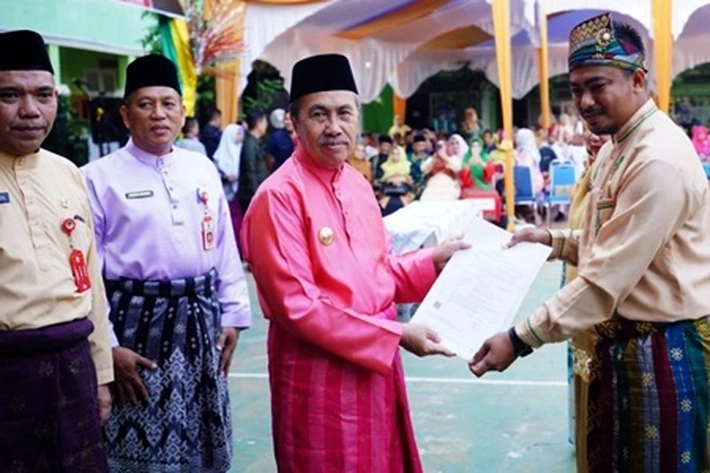 Gubernur Syamsuar Serahkan SK PPPK 2022 untuk 715 Guru di Bengkalis