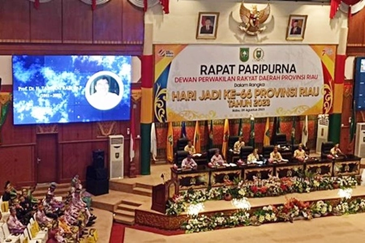 12 Tokoh Pejuang Daerah Dapat Penghargaan di Peringatan HUT Ke-66 Riau