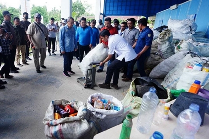 Nelayan Peduli Gernas BCL Berhasil Bersihkan Sampah Laut, 'jadi Mendapat Penghargaan dan Bantuan dari Gubri'