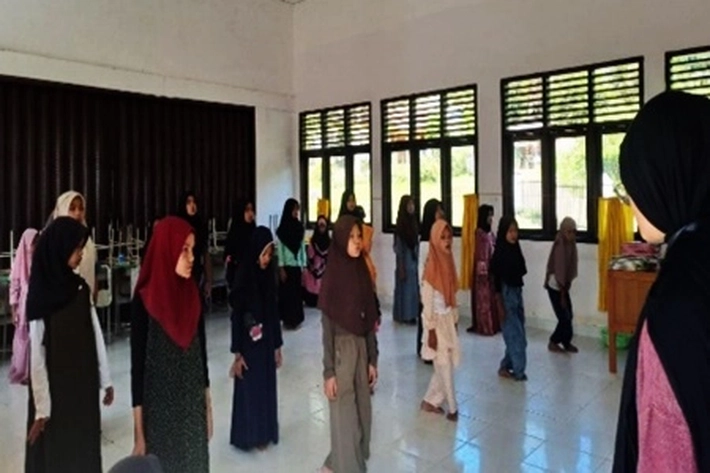 Menyambut HUT RI, Mahasiswa Kukerta Unri Ajarkan Anak Desa Balung Baca Puisi dan Tari