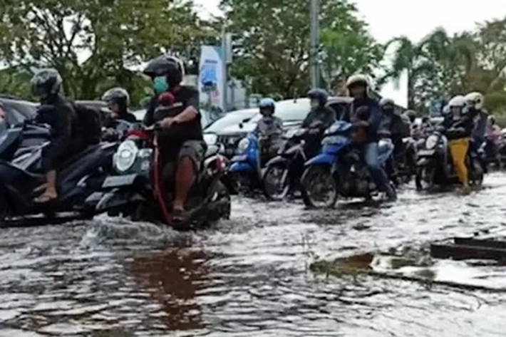 Diguyur Hujan Deras, Ruas Jalan dan Permukiman di Pekanbaru Banjir