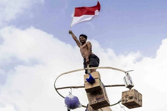 Kibarkan Merah Putih dan Raup Berbagai Hadiah di Panjat Pinang, 'yang di Gelar Smartfren Telecom dalam Meriahkan HUT Ke-78 RI'