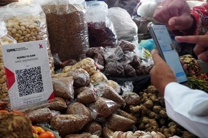 Pedagang Pasar Tradisional Didorong untuk Gunakan QRIS Sebagai Alat Pembayaran