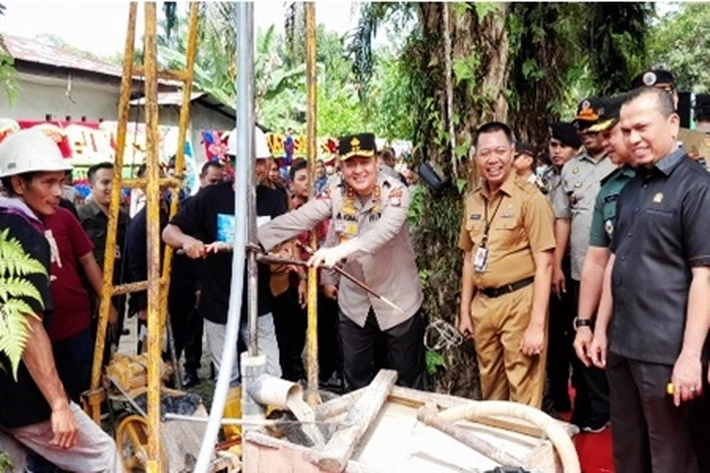 Polda Riau Beri Bantuan 23 Sumur Bor dan Tangki Air untuk Warga Rumbai