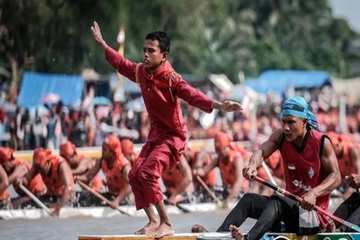 Gubri Tutup Event Nasional Pacu Jalur 2023 yang Memperebutkan Piala Bergilir Menparekraf RI