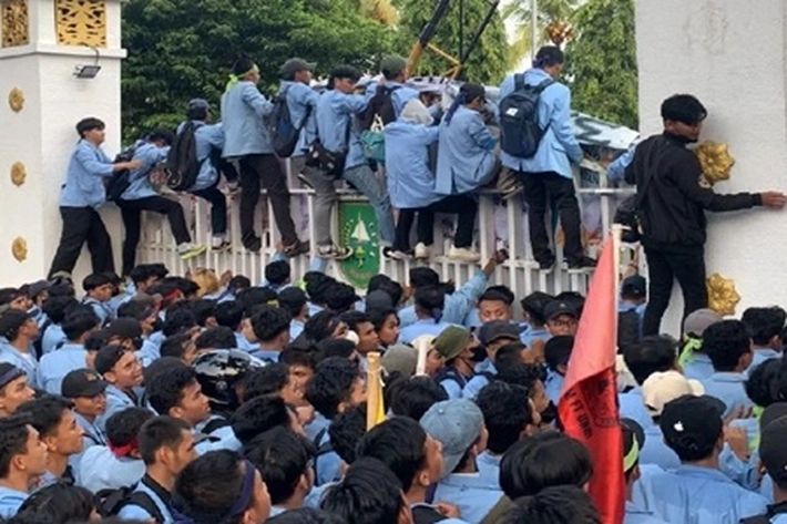 Mahasiswa Unri Geruduk Kantor Gubernur Riau, 'yang Menuntut Kinerja 4 Tahun Syamsuar-Edy'