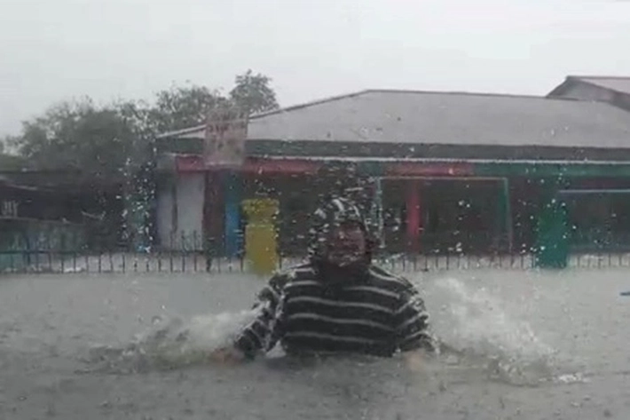 Terus Diguyur Hujan, Banjir Terparah Rendam Rumah Warga di Pekanbaru