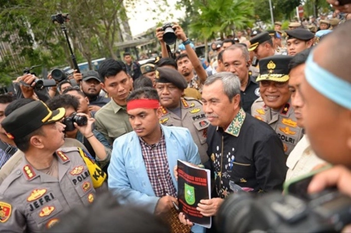 Mahasiswa Unri Turun ke Jalan Berdemo Juga Sampaikan 9 Tuntutan Dihadapan Gubri