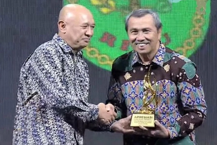 Gubernur Syamsuar Peduli UMKM dan Sumber Daya Lokal jadi Terima Penghargaan
