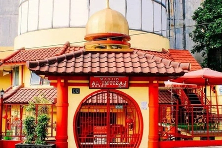 Bagian Luar Masjid Lautze Berwarna Merah, Kuning, dan Hijau, 'yang Banyak Orang Salahartikan Sebagai Kelenteng'