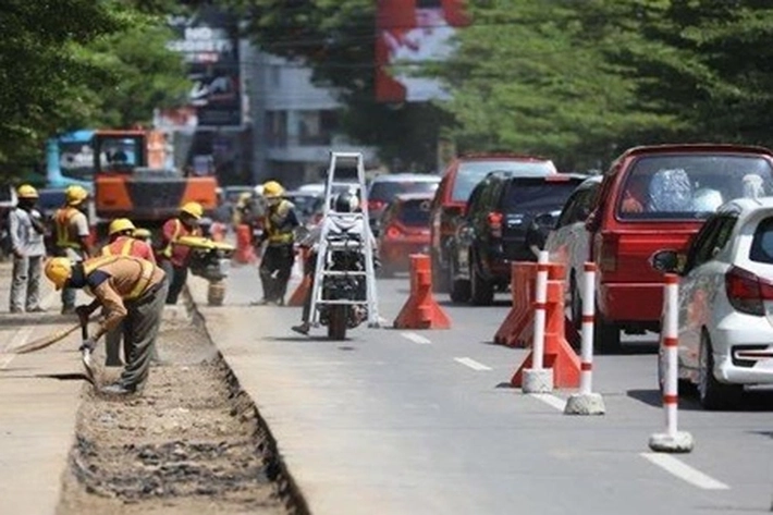 Lubang Bekas Galian PDAM Buat Jalan Rusak jadi Sumber Macet