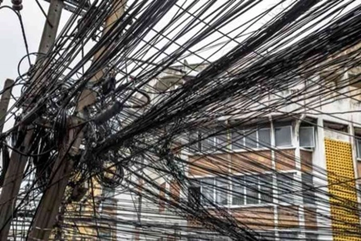 Kabel Semrawut di Pinggiran Jalan Rusak Keindahan Kota, 'Juga Nyaris Makan Korban'