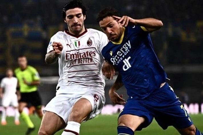 Kesebelasan AC Milan Lawan Verona yang Berebut Bola Akhirnya Dimenangkan Rossoneri