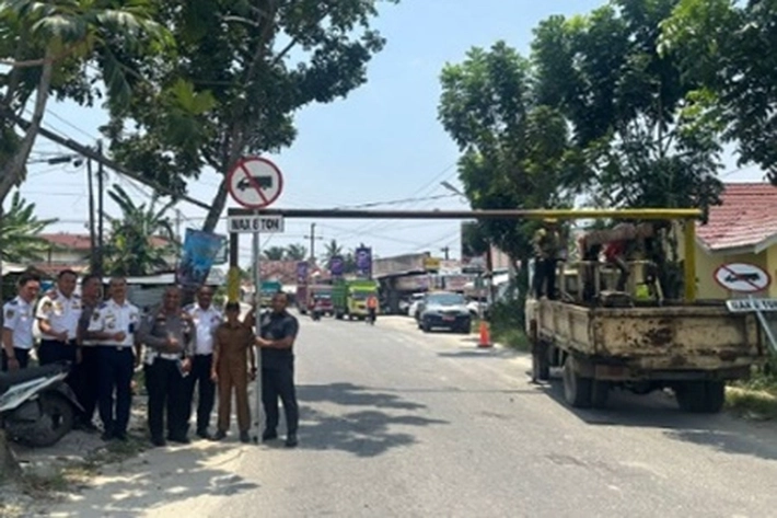Dishub Pekanbaru Pasang Portal di Jalan Pesantren, 'untuk Cegah Truk Bertonase Besar Masuk Kota'