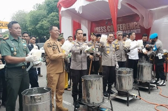 Polisi Ringkus 2 Pengedar Jaringan Malaysia yang Bawa 64,6 Kg Sabu