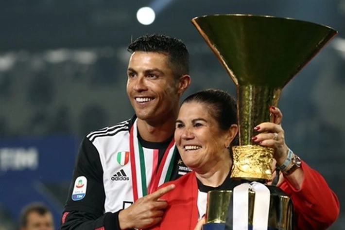 Dolores Aveiro Sebut Ronaldo Mau Pensiun di Al Nassr, 'akan Main di Sporting Lagi'