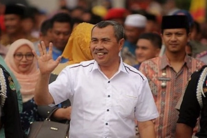 Sudah Undur Diri Tapi Gubri Masih Ngotot akan Pelesiran ke Jerman, Legislatif: 'Tak Punya Etika Pergi Ditengah Musibah Kabut Asap'