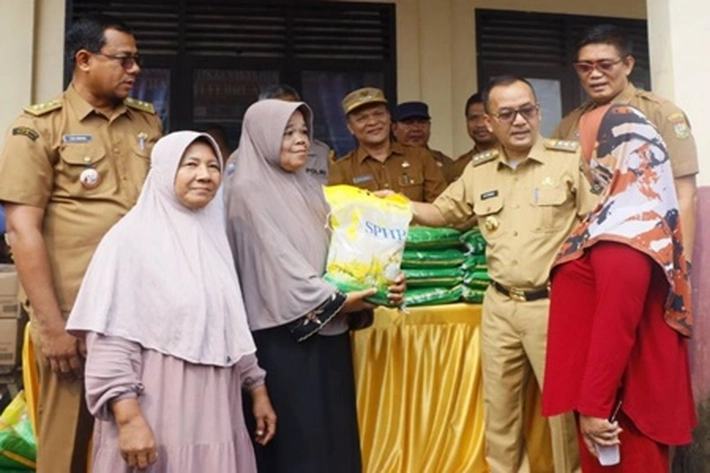 Pj Bupati Kampar Salurkan 300 Karung Beras Diperingatan Hari Pangan Sedunia 2023