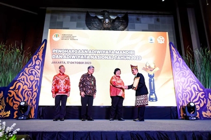 Menteri LHK Siti Nurbaya Serahkan Penghargaan Adiwiyata Mandiri Terbaik 2023 untuk SD Global Andalan Estate Pelelawan