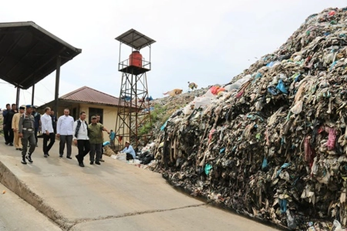 Sampah Sempat Berserakan dan Terlambat Diangkut, 'karena TPA Muara Fajar Longsor'