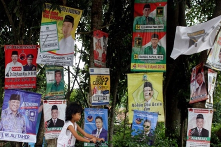 Alat Peraga Kampanye Caleg Banyak Langgar Aturan yang Disangkutkan di Pohon, 'Jadi Dibongkar Paksa'