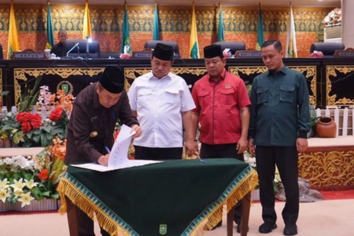 DPRD Riau Umumkan Pemberhentian Syamsuar Sekaligus Unjuk Edy Natar Nasution Jadi Plt Gubri