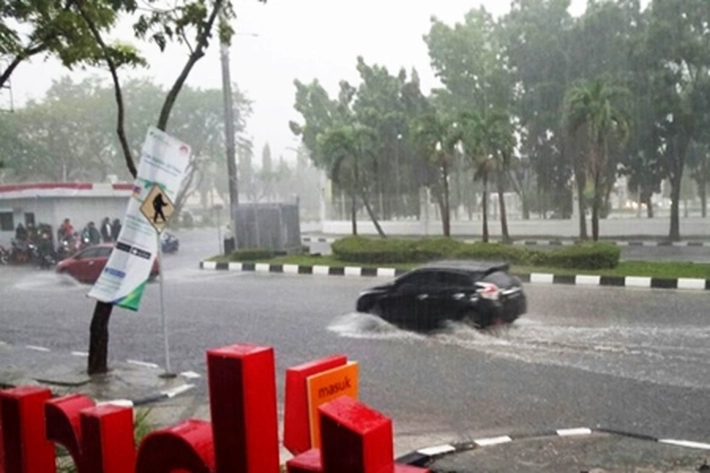 Hujan Lebat Guyur Pekanbaru Langsung Banjir, 'jadi Buat Jalan Tergenang dan Banyak Motor Mogok'