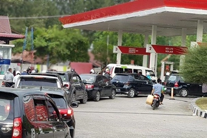 Kenderaan Antrean Panjang Mengular Sampai ke Jalan, 'Berebut Solar di SPBU yang Sudah Berjalan Sepekan'