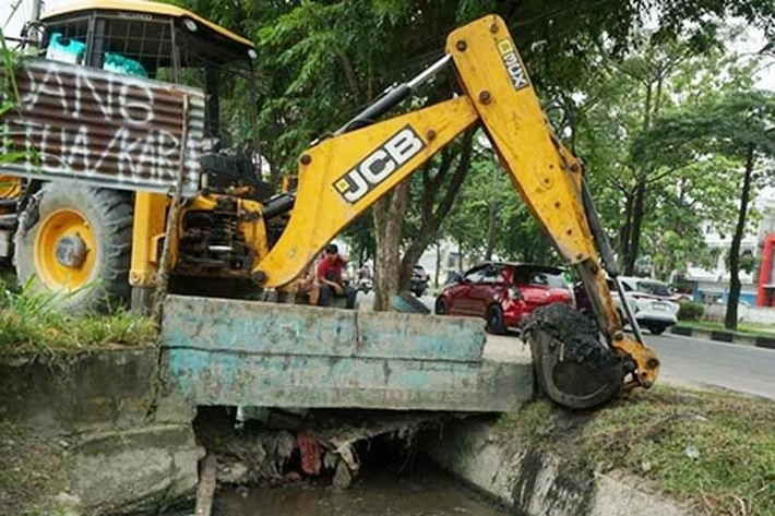 Pekanbaru Masih Rawan Banjir Tiap Tahun, 'Sedimen Drainase yang Sudah Babak Belur Mulai Dikeruk'