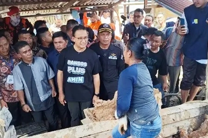 Capres Anies Baswedan Temui Warga di Pelosok Pekanbaru, 'yang Melewati Jalan Terjal Berlumpur dan Berbukit'