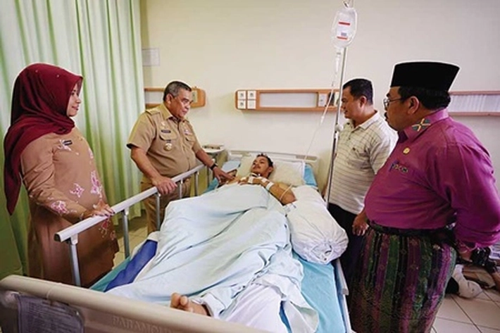 Gubernur Edy Natar Nasution Jenguk Pemuda Asal Pekanbaru, 'yang jadi Korban Erupsi Gunung Marapi'