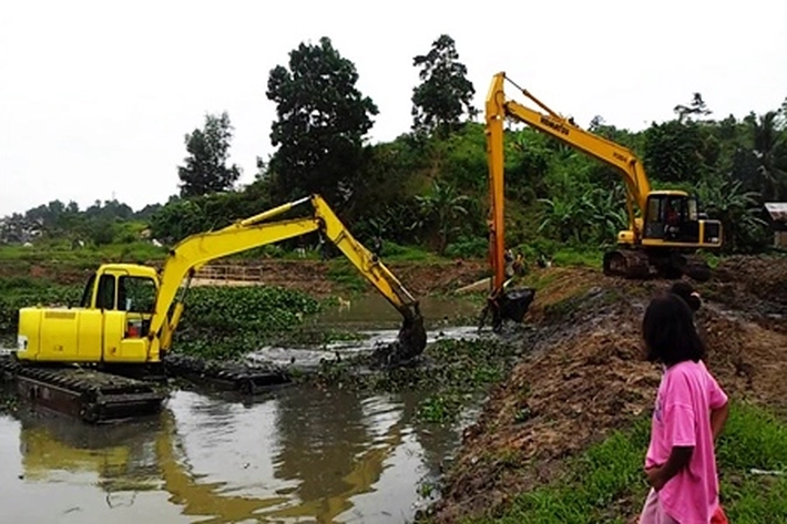 Hujan Terus Mengguyur yang Mulai Terlihat Dampaknya, 'Excavator Dikerahkan untuk Normalisasi Sungai'