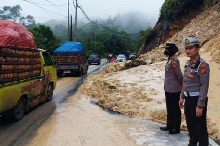Diguyur Hujan, Jalan Lintas Riau-Sumbar Tertimbun Longsor, 'Akibatnya Sempat Terjadi Putus Total'