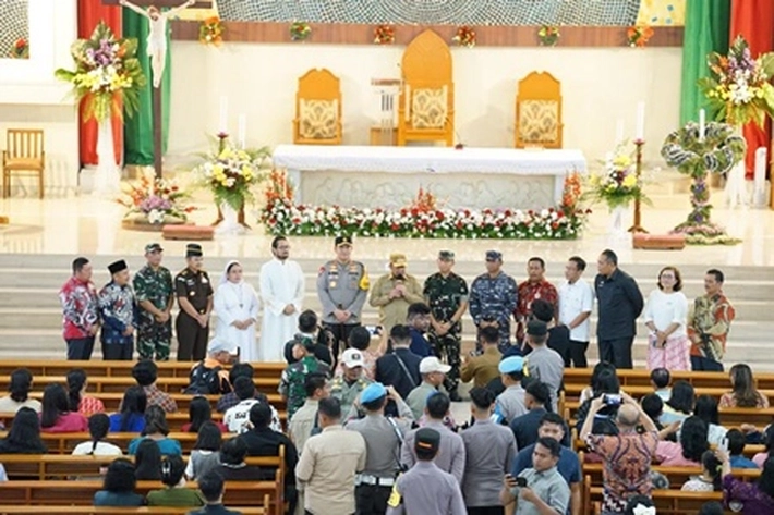 Jelang Natal Gereja Ditinjau Gubri dan Kapolda Riau, 'untuk Memastikan Perayaannya Berlangsung Aman'