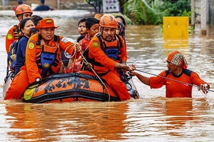 Pemprov Riau Belum Tetapkan Status Darurat Banjir, 'untuk Sementara Korban Ditangani Pakai Perahu Karet'