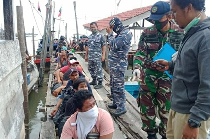 TNI AL Tangkap Pekerja Migran Indonesia Ilegal Saat Mendarat dari Malaysia