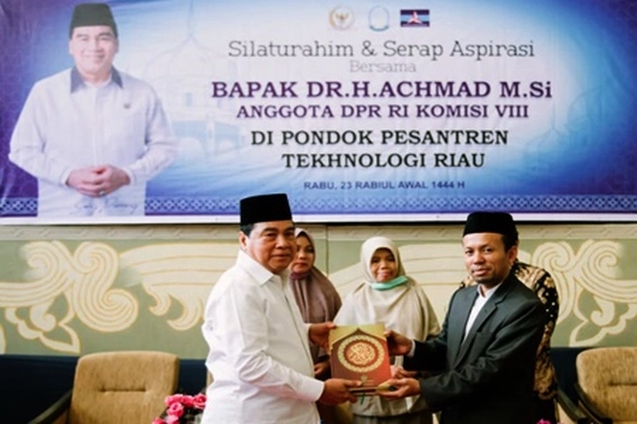 Anggota Legislatif Kunjungi Pondok Pesantren di Riau, Dr H Achmad: 'Santri Harus Bisa Memadukan Imtaq dan Iptek'